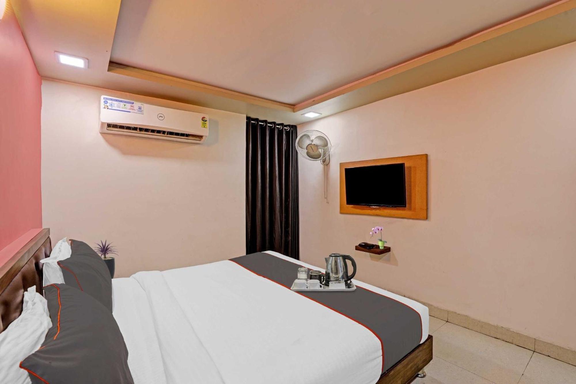 Hotel O Royal Ahmedabad Exterior photo