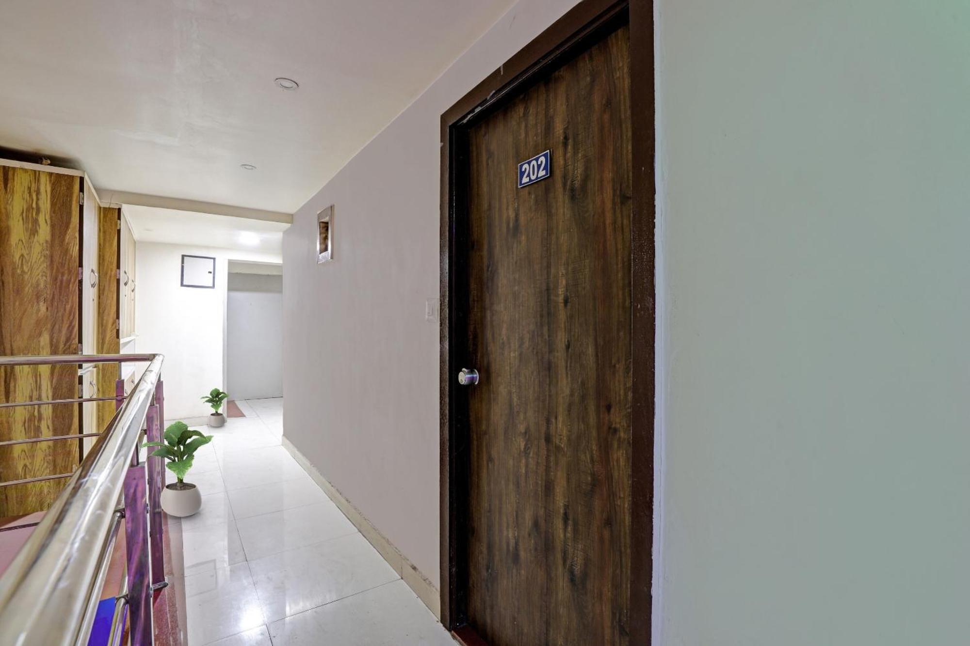 Hotel O Royal Ahmedabad Exterior photo